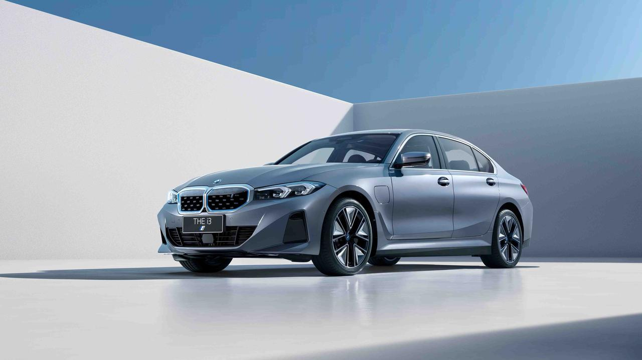 全新 BMW i3 继承 3 系衣钵，融合了电动化的格栅元素