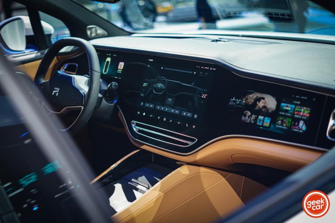 RisingAuto R7 Cockpit