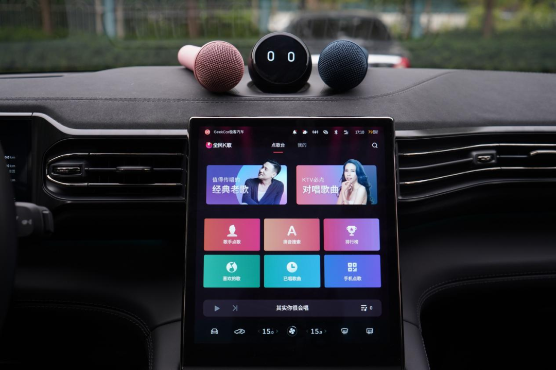 The central control screen and NOMI in NIO EC6