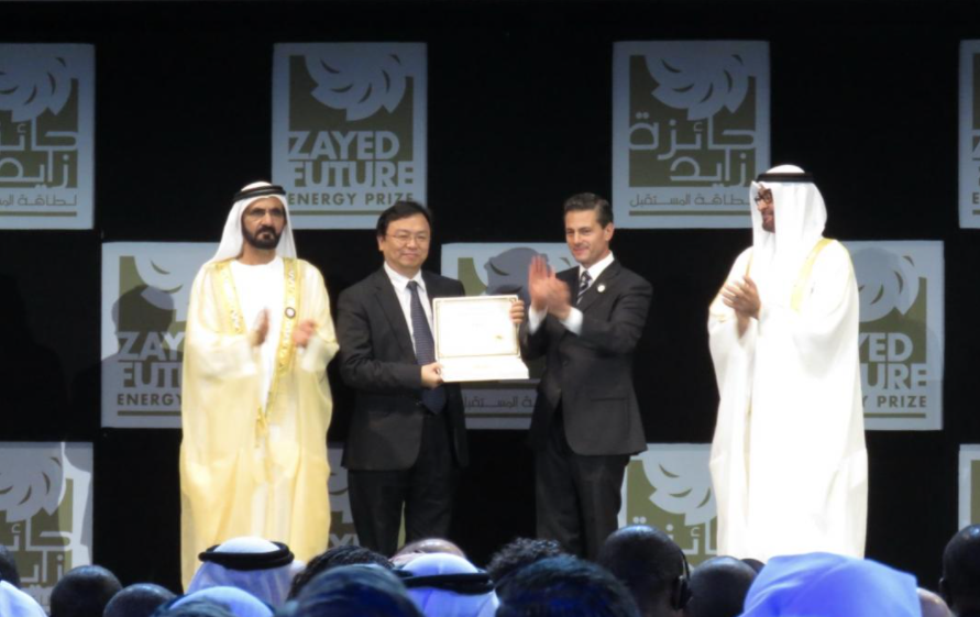 Wang Chuanfu receiving the "Zayed Future Energy Award for Lifetime Achievement" in 2014