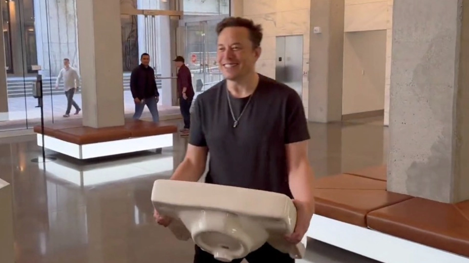 Screenshot of Musk holding a water tank entering Twitter before officially announcing the completion of the acquisition | Screenshot from Musk Twitter