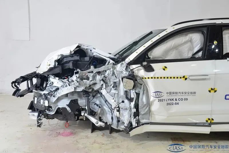△ The result of A-pillar in partial offset collision of Lynk & Co 09