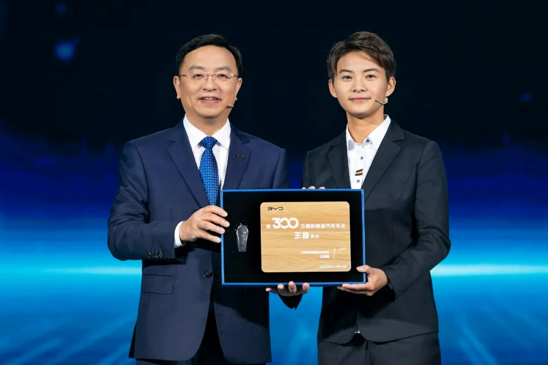 The owner of BYD's 3 millionth new energy vehicle: Wang Shuang, the Asian Football Confederation's Female Player of the Year.