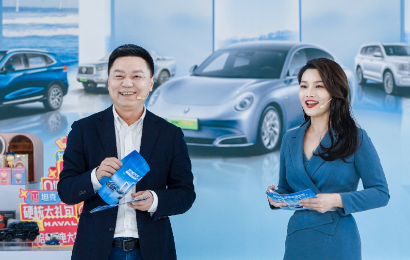 (Left) Li Xiaorui, General Manager of Haval Brand, Great Wall Motor
