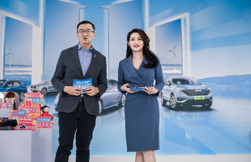 (Left) Qiao Xinyu, Vice President and CMO of the Great Wall Motors' Wei Brand