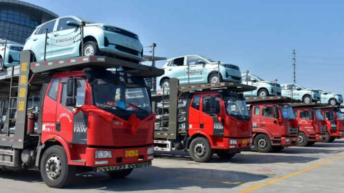 Over 20 logistics vehicles loaded with Reading products are ready to be shipped from Qingdao Port at the Reading Automotive Weifang Industrial Park.