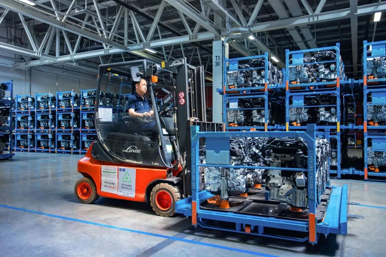 （BMW Power Battery Step Utilization Scene - Factory Forklift）