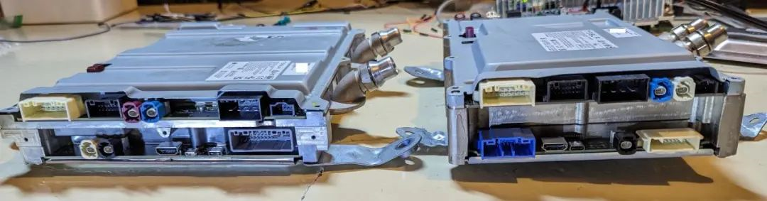 HW4.0 on the left, HW3.0 on the right. The upper layer is the cabin infotainment, and the lower layer is the autonomous driving.