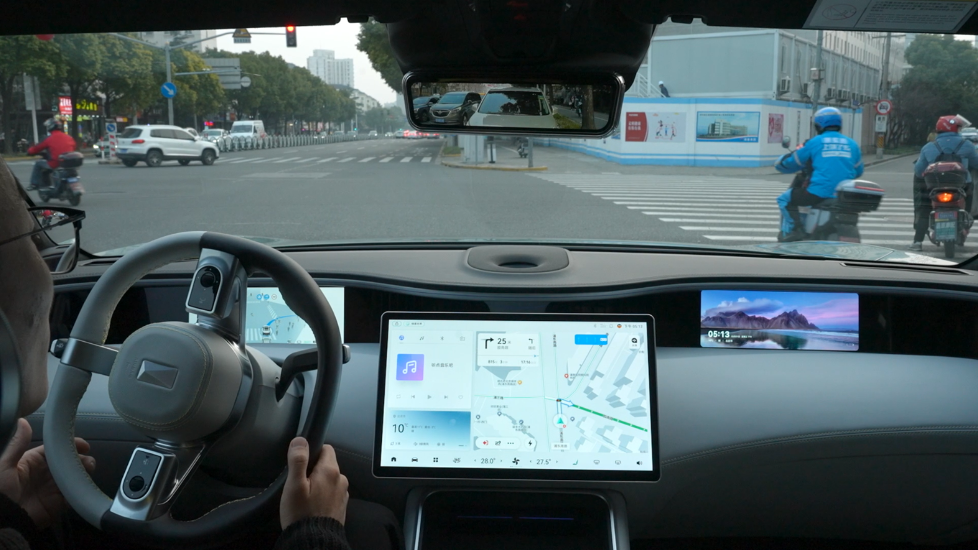 Autocar11 intelligent driving's unprotected right turn and zebra crossing yield function