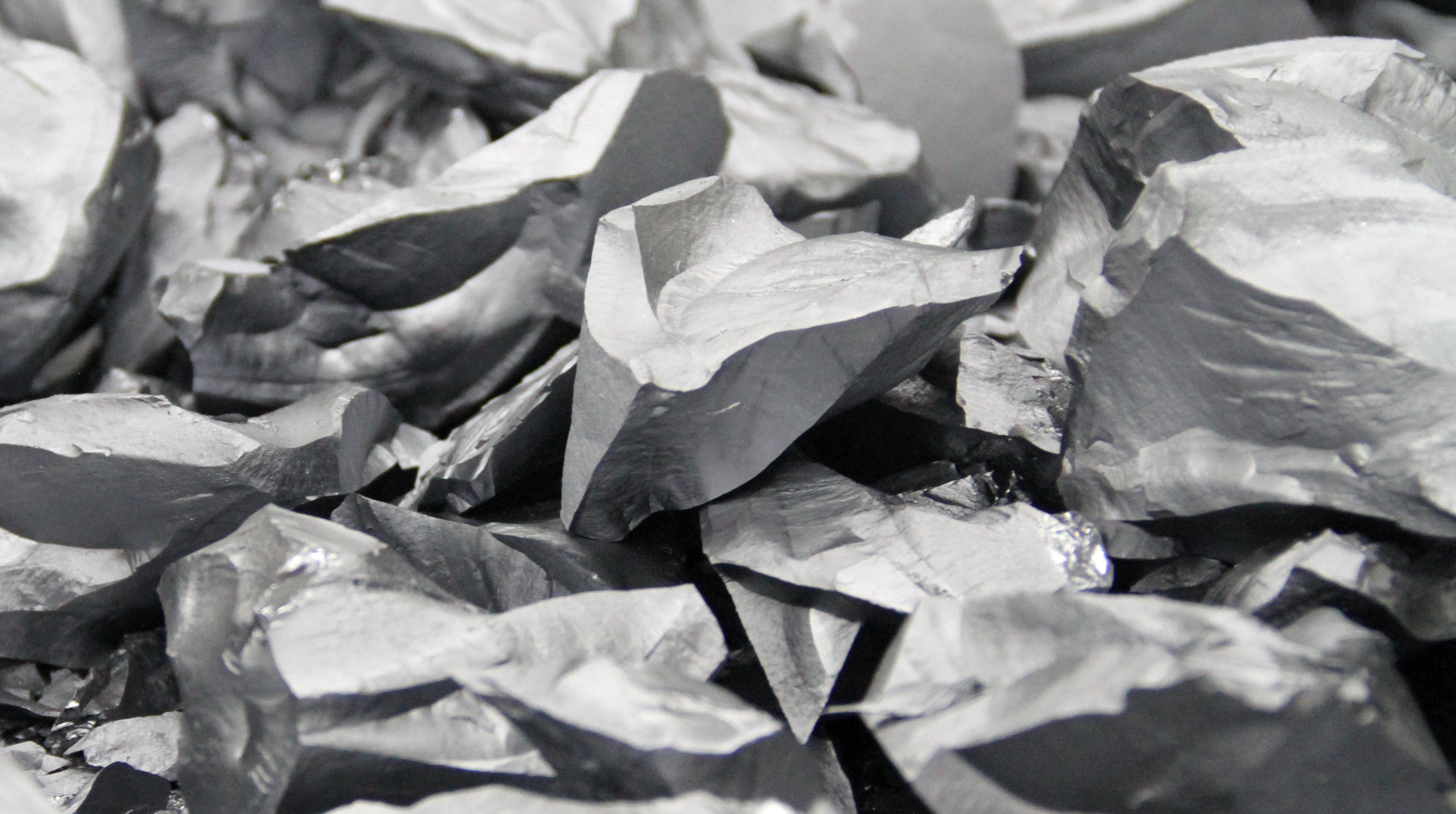 而关于工业硅进一步的提纯的流程,大概的做法就是把「工业硅」和